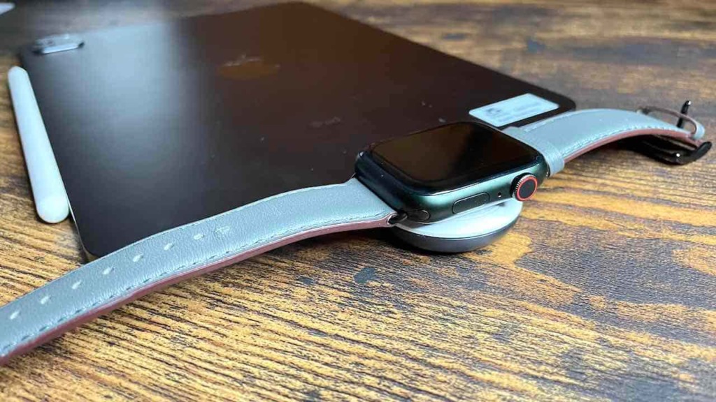 Apple WatchとiPadと充電器