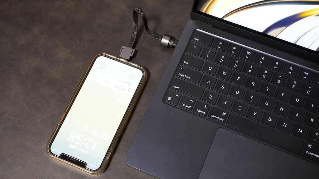 USB-C搭載デバイスであれば、iPhoneを充電しながら使える