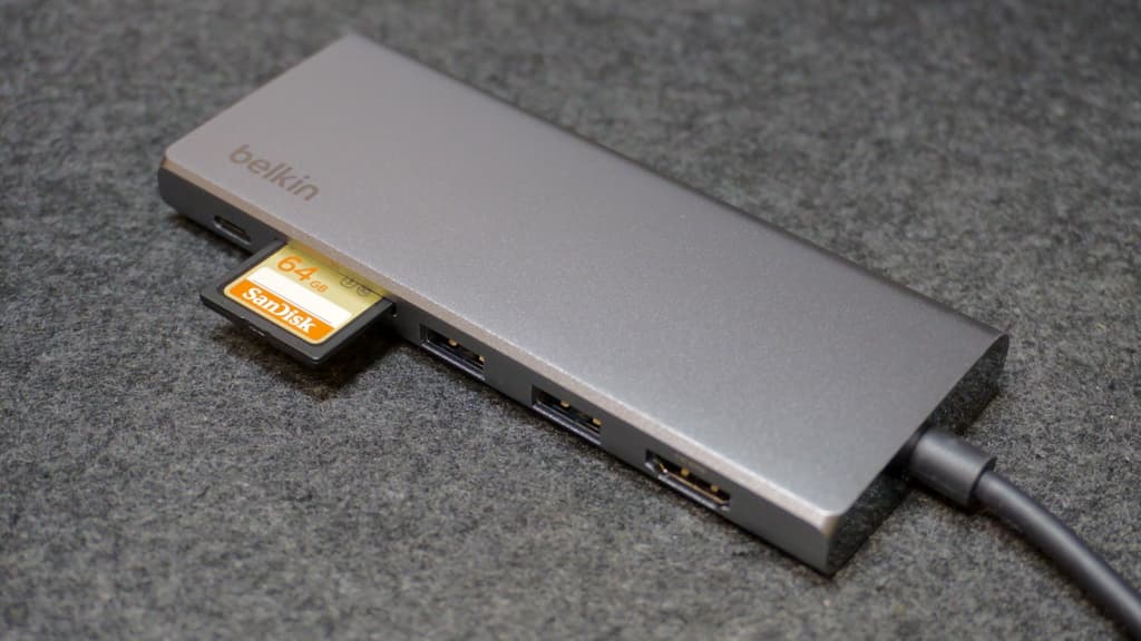 SDカード×1、microSD×1スロット