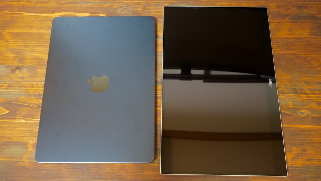 13.6インチのMacBook Air(M2)とほぼ一緒のサイズ感