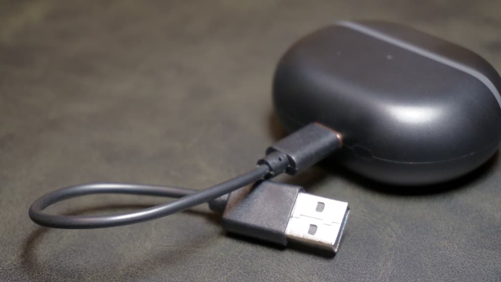 USB-C充電のみ対応（ワイヤレス非対応）