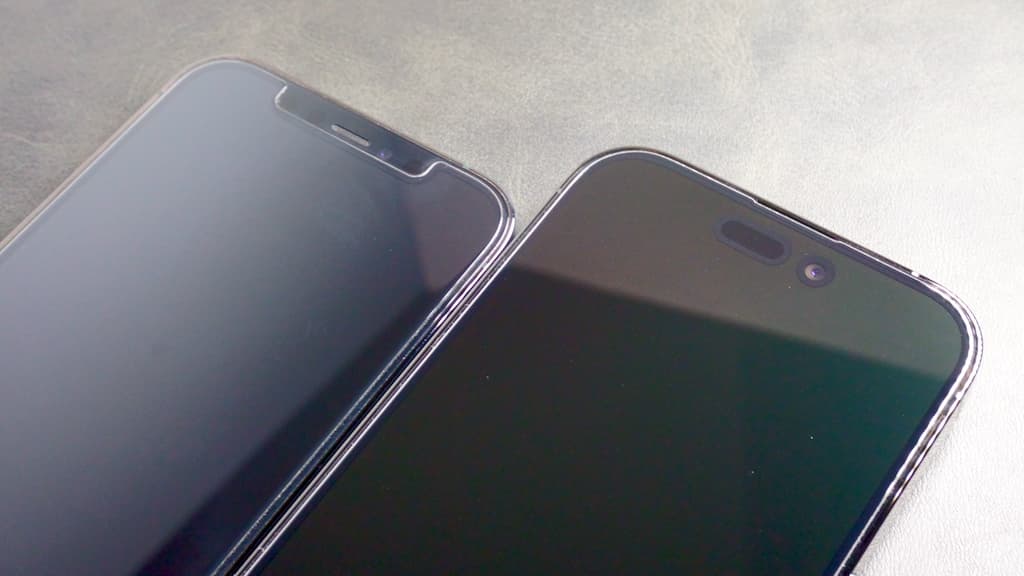左：iPhone 12 Pro、右：iPhone 14 Pro