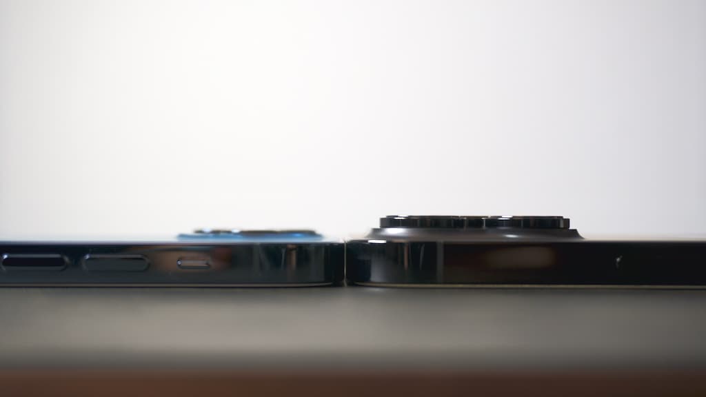 レンズの厚み比較（iPhone 12 Pro、iPhone 14 Pro）