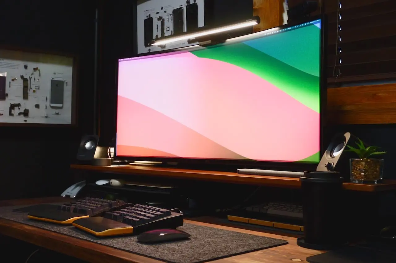 高級感ある無垢材を使った「WORLD GADGETS デスクシェルフ」が最高すぎた