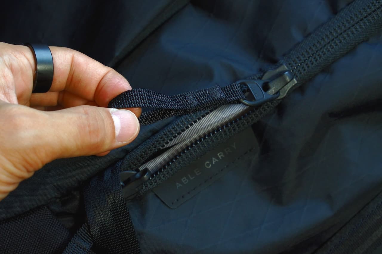 ジッパーはスムーズに開閉できる