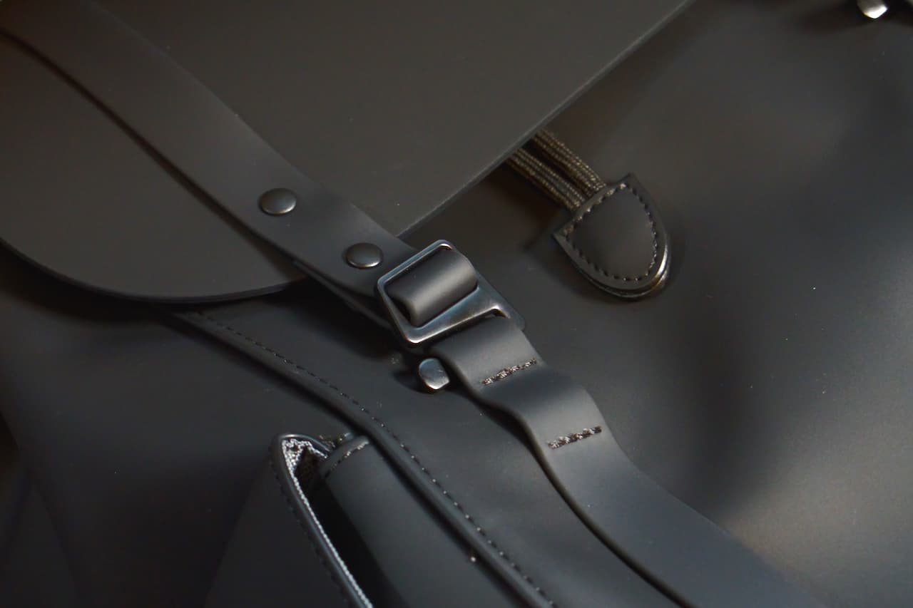 マットブラックで統一されたデザイン