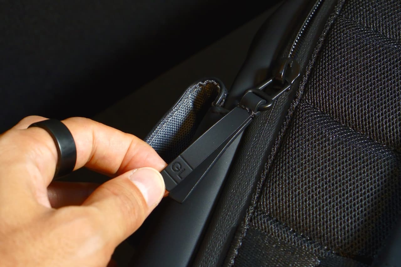 ジッパーは滑らかさでスムーズ