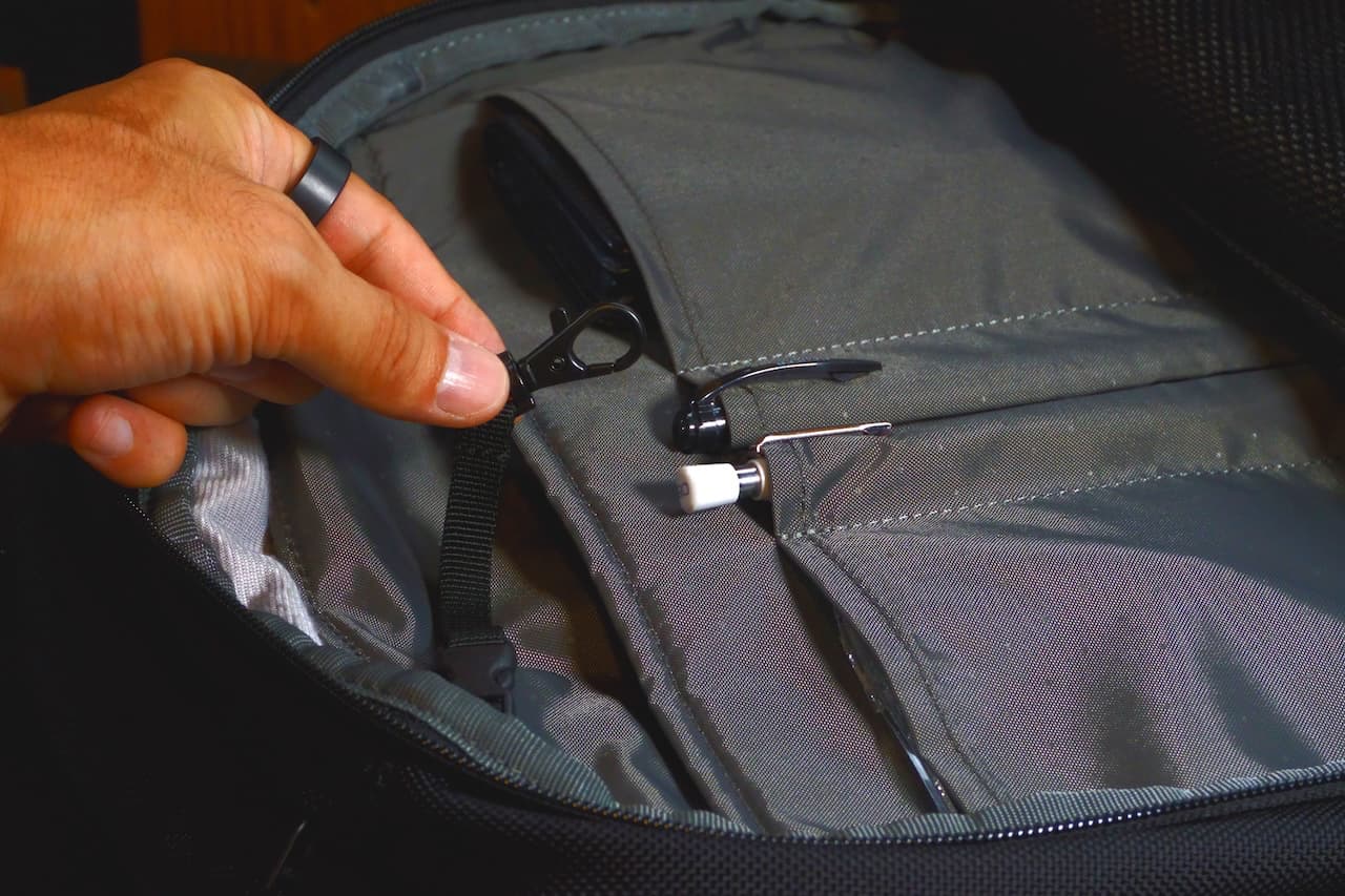 サブコンパートメント内のマルチファンクションポケット