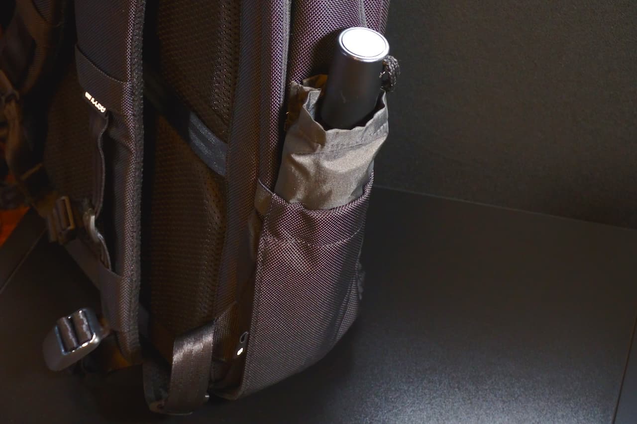 サイドパネルの拡縮可能ポケット