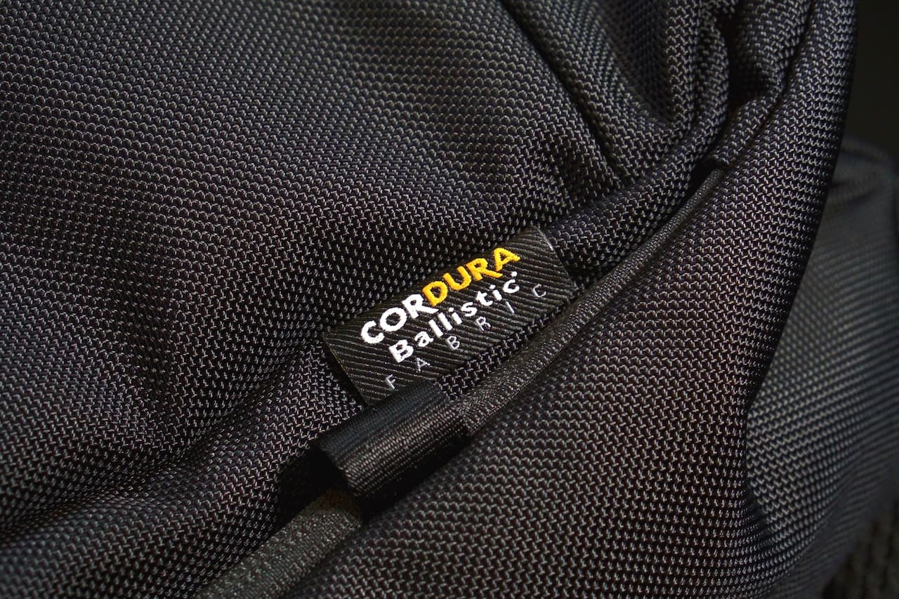 軍用レベルの耐久性を誇る1,680デニールバリスティックナイロンの採用