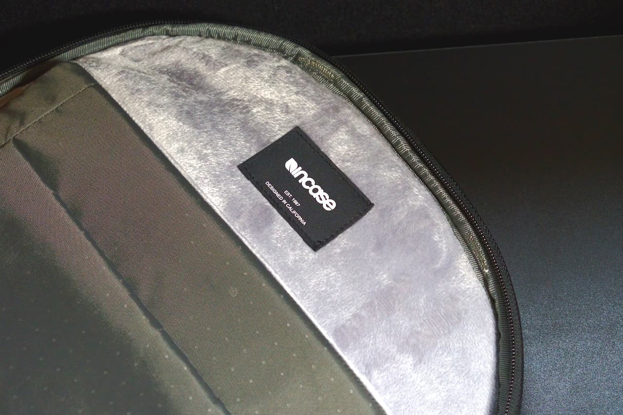 INCASEではお馴染みの起毛素材、触り心地が最高なんですよね