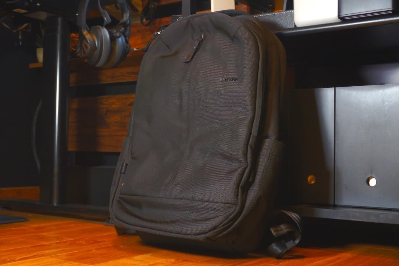 重量は約1.35kgと、25Lクラスのバックパックとしては標準クラス