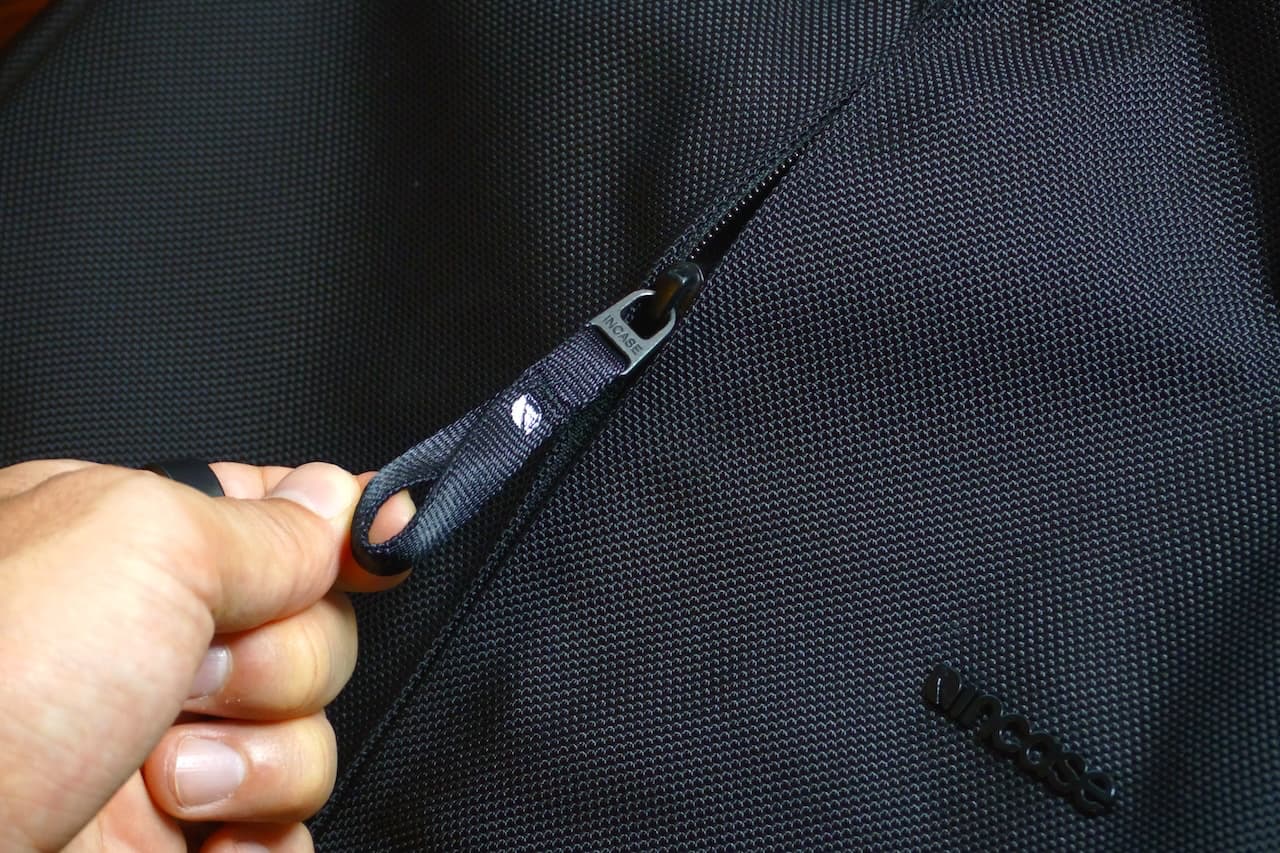 ジップは開閉時のストレスが皆無。やっぱり細部の品質が違いますね