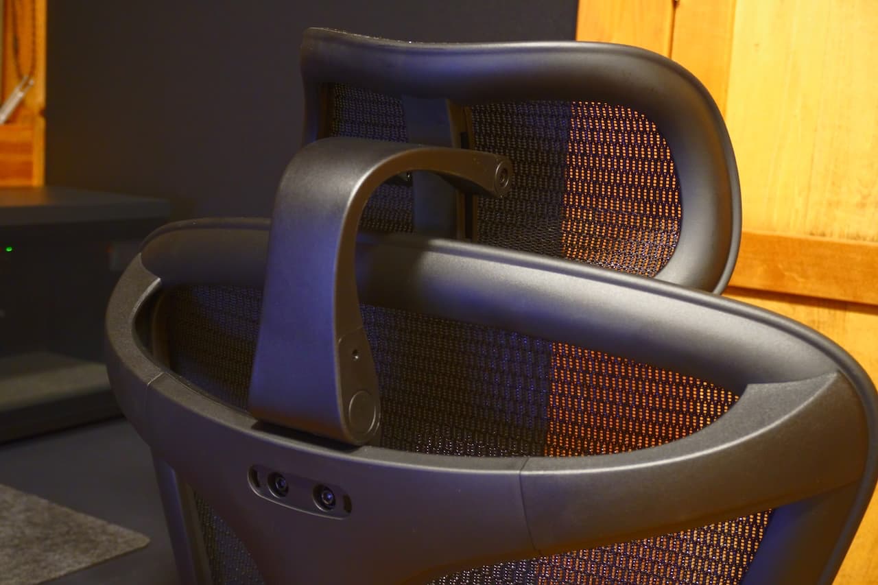 残念ながらジャケットをかけるフックは付いていません