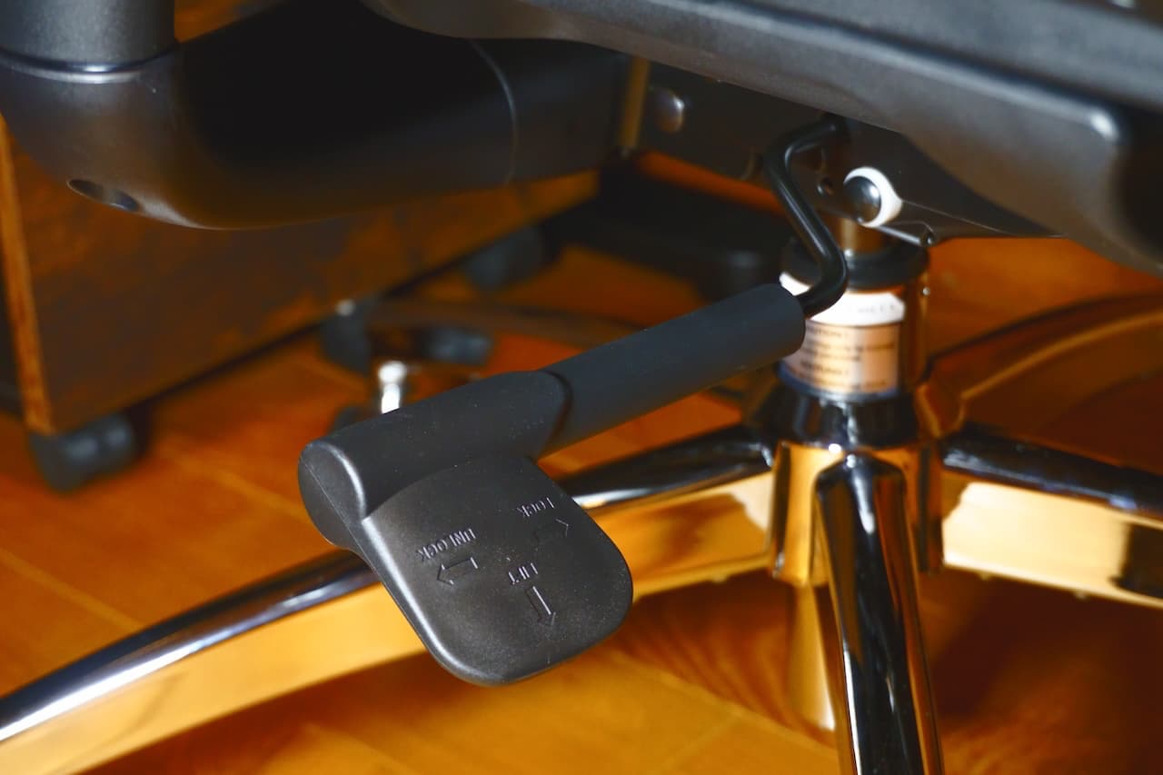 高さやリクライニング調整は1レバーで完結