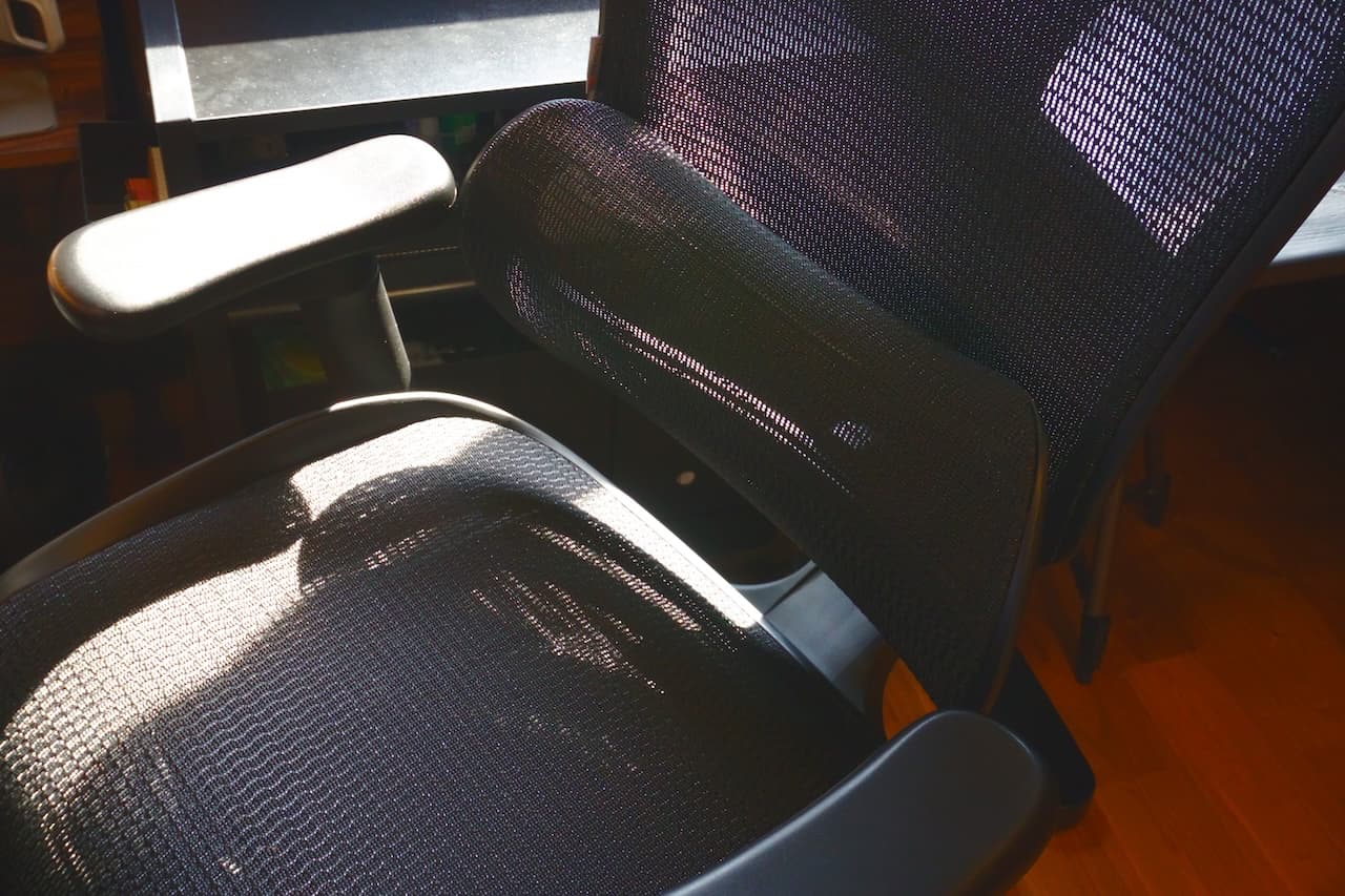 夏場のデスクワークではこの通気性の良さがアドバンテージとなる