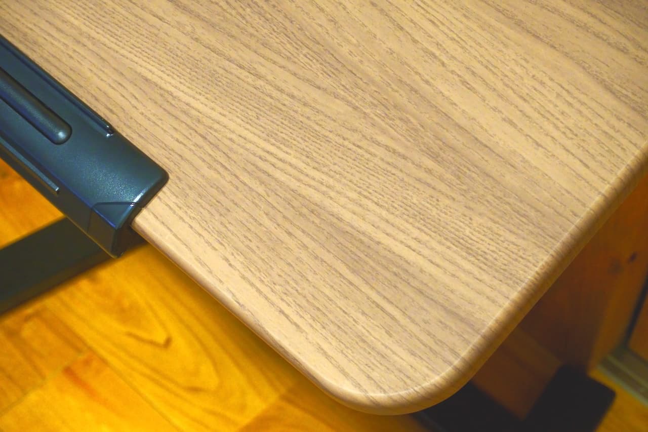 木目の美しさが際立つ天板