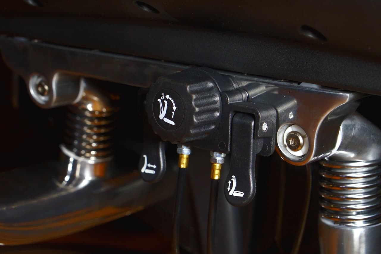 各種操作できるレバー群