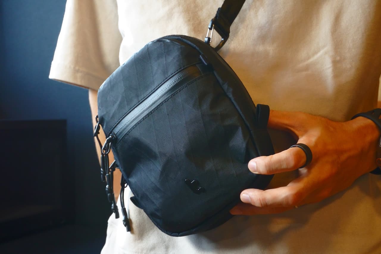 ブラックのX-Pac素材は光の当たり方によって微妙に表情を変えてくれる