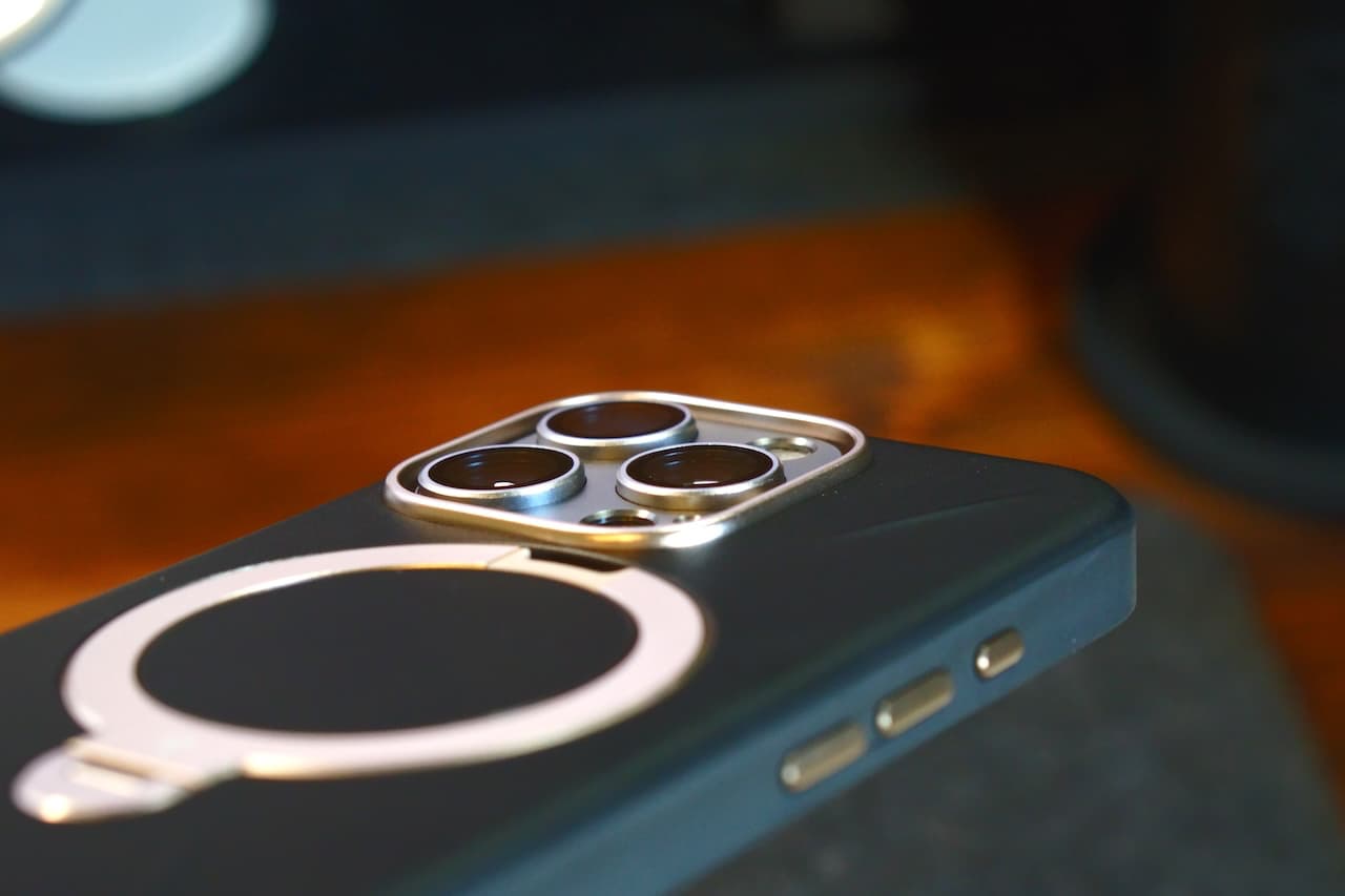 カメラ保護カバーを付けたままでも装着できました