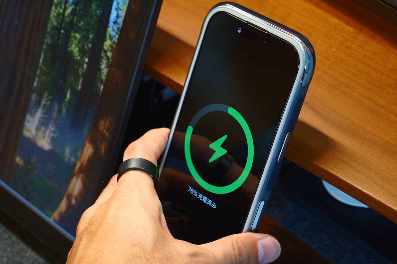 なによりもケースを装着したまま充電できるメリットはデカすぎ