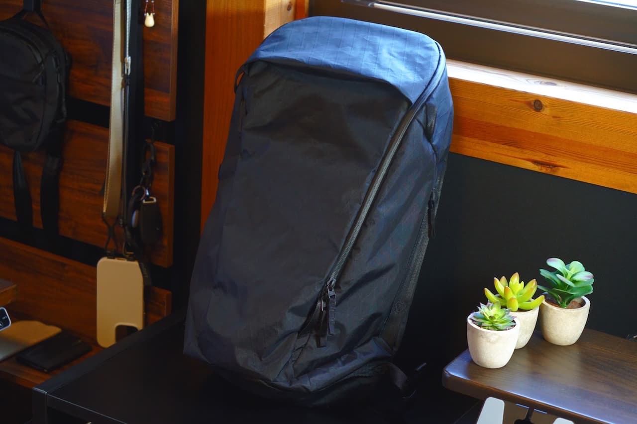 25L容量で690gという驚異的な軽量性