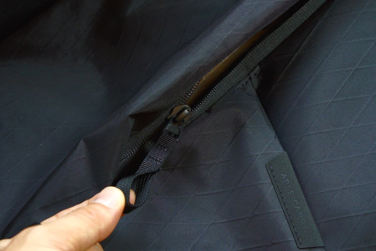 ジッパープルも適度な大きさで扱いやすい