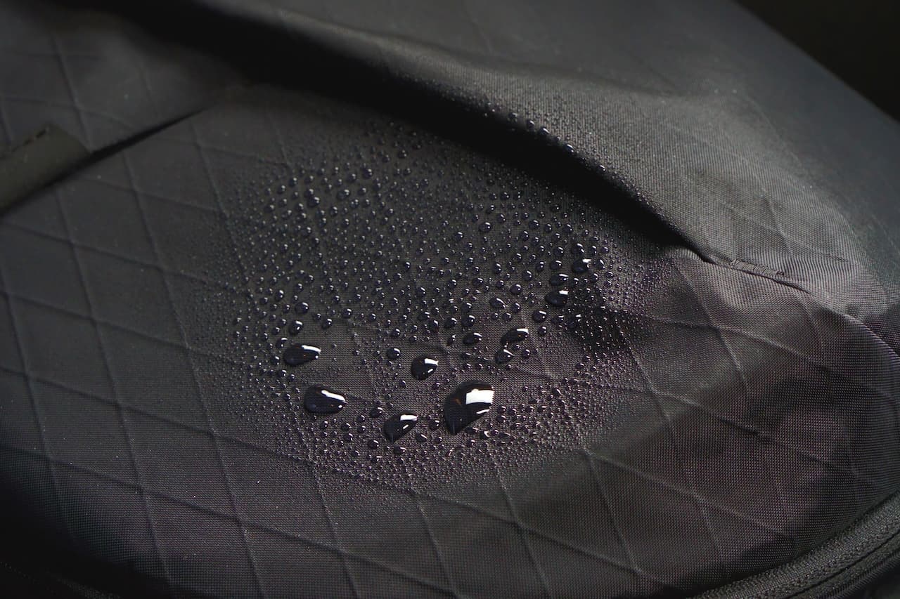 撥水性も実用レベル。小雨程度であれば全く問題ないです