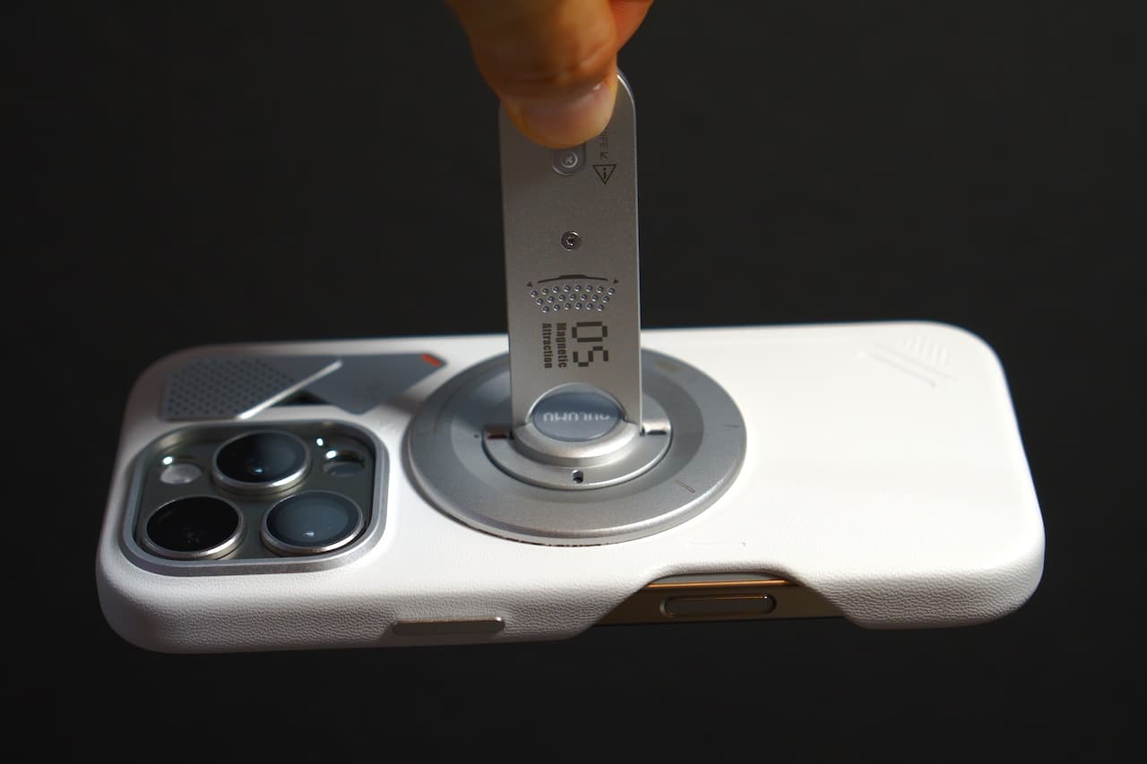 MagSafe対応iPhoneとの吸着力は強力