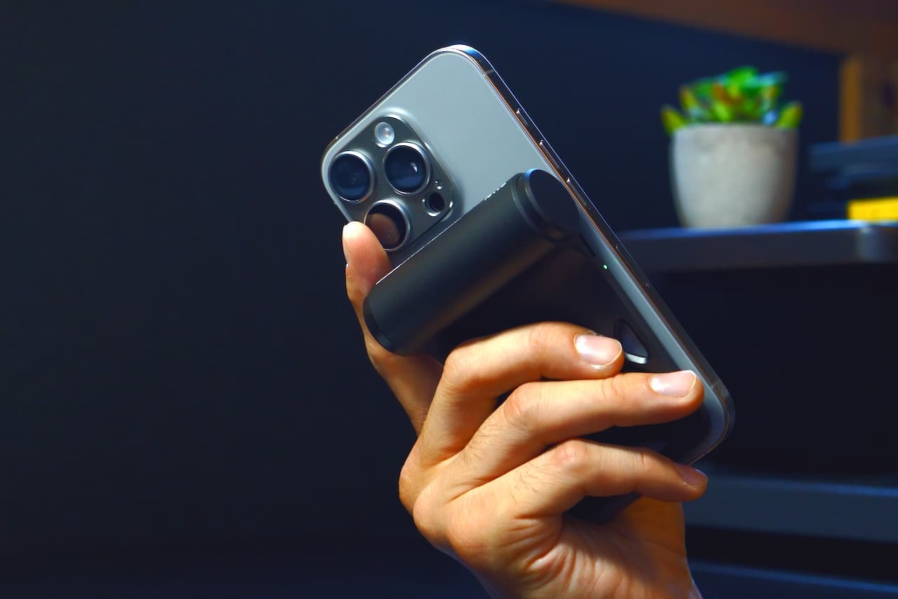 グリップ感も良好で強力なマグネット搭載でiPhoneをガッチリホールド