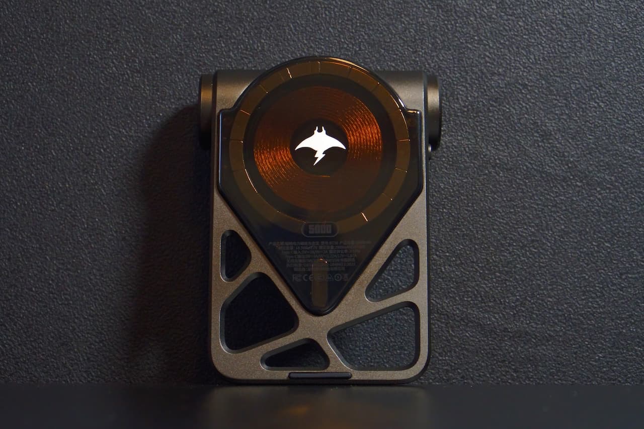 マットな質感で指紋が目立たない「ブラック」