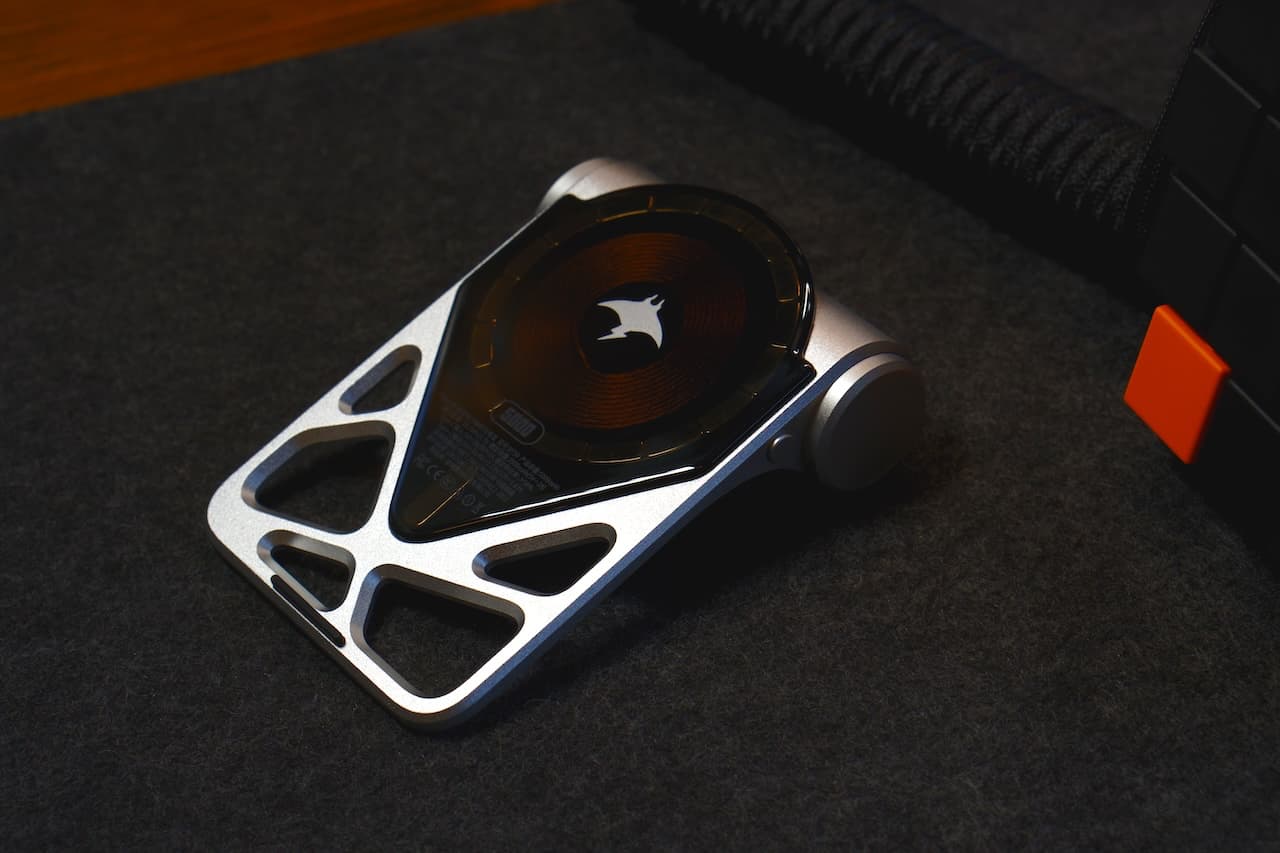 美しいメタリック仕上げの「シルバー」