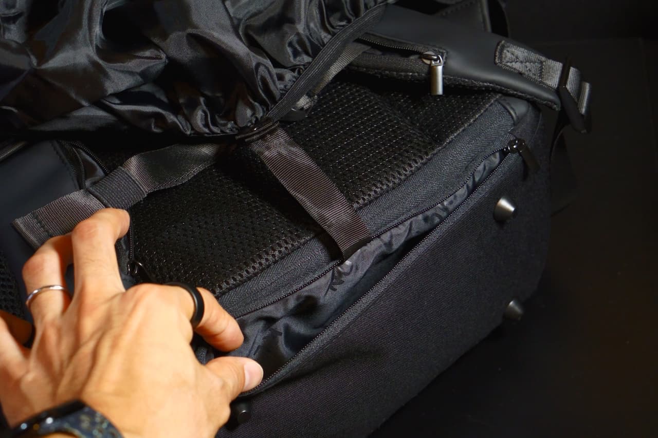 底面にもレインカバー専用ポケットがあるんですよ