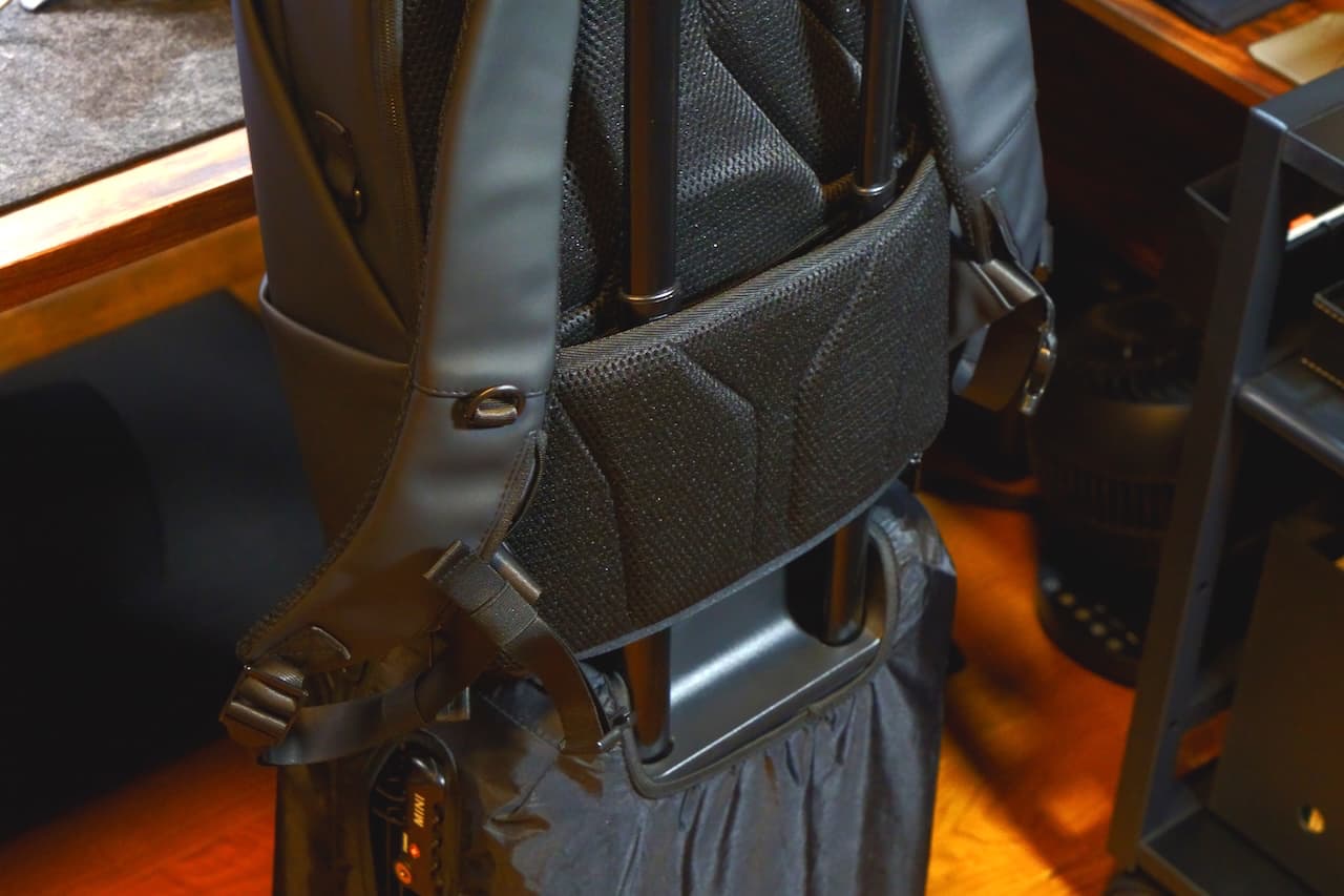 上下に付いてるジッパーを開閉すれば、ハンドルを通せる仕組み