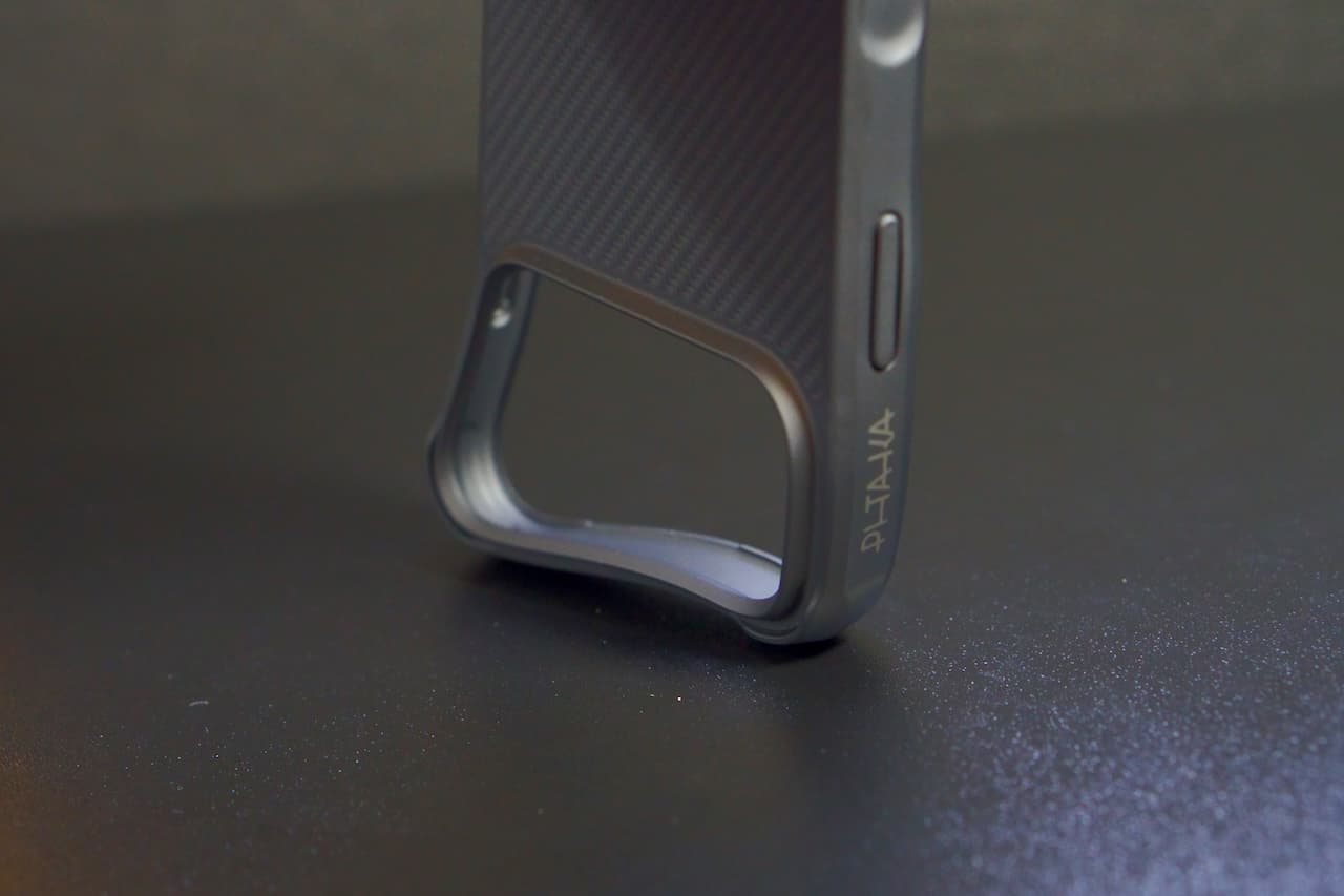 柔らかさのある素材ですが、角がめちゃくちゃ硬い!