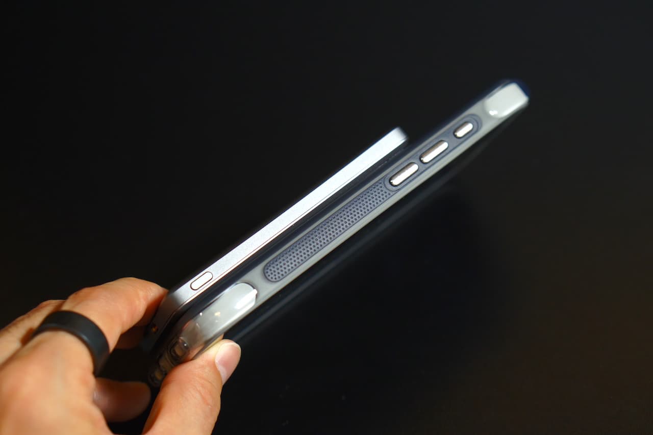 iPhone装着時の薄さ