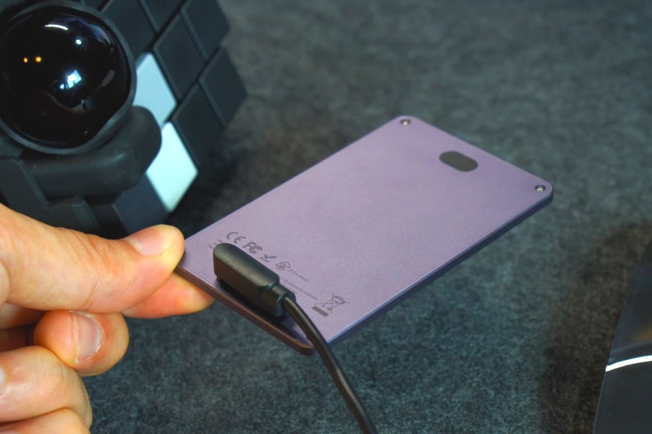 バッテリーは専用磁気ケーブルで