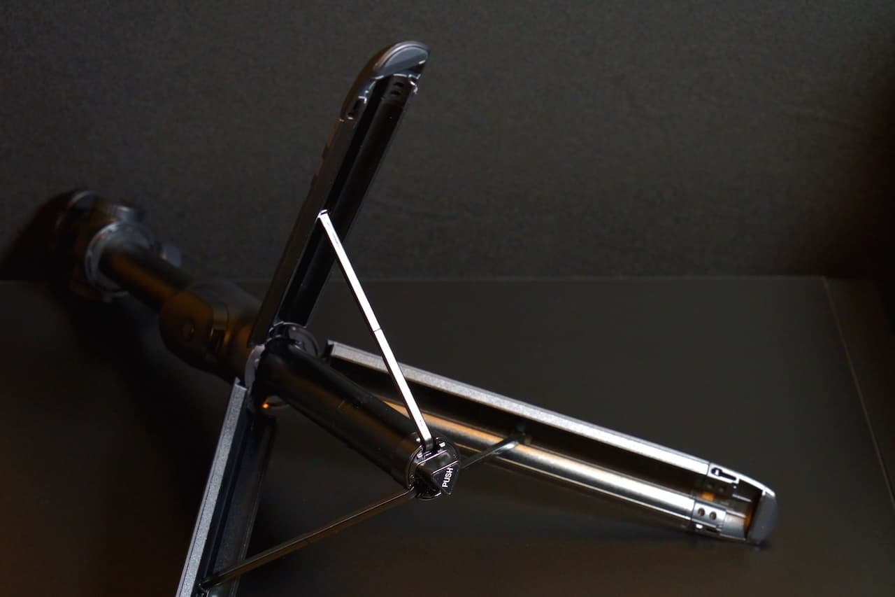 三脚の脚には滑り止めが施されている