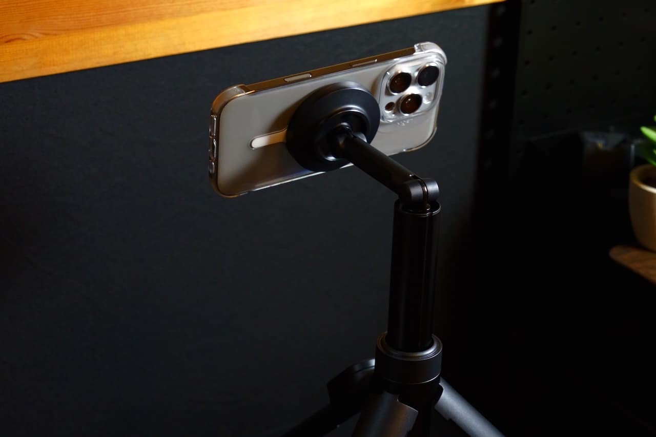 180°のピッチ調整と360°の回転機能