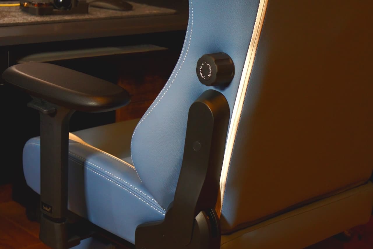 左右にそれぞれレバーを配置