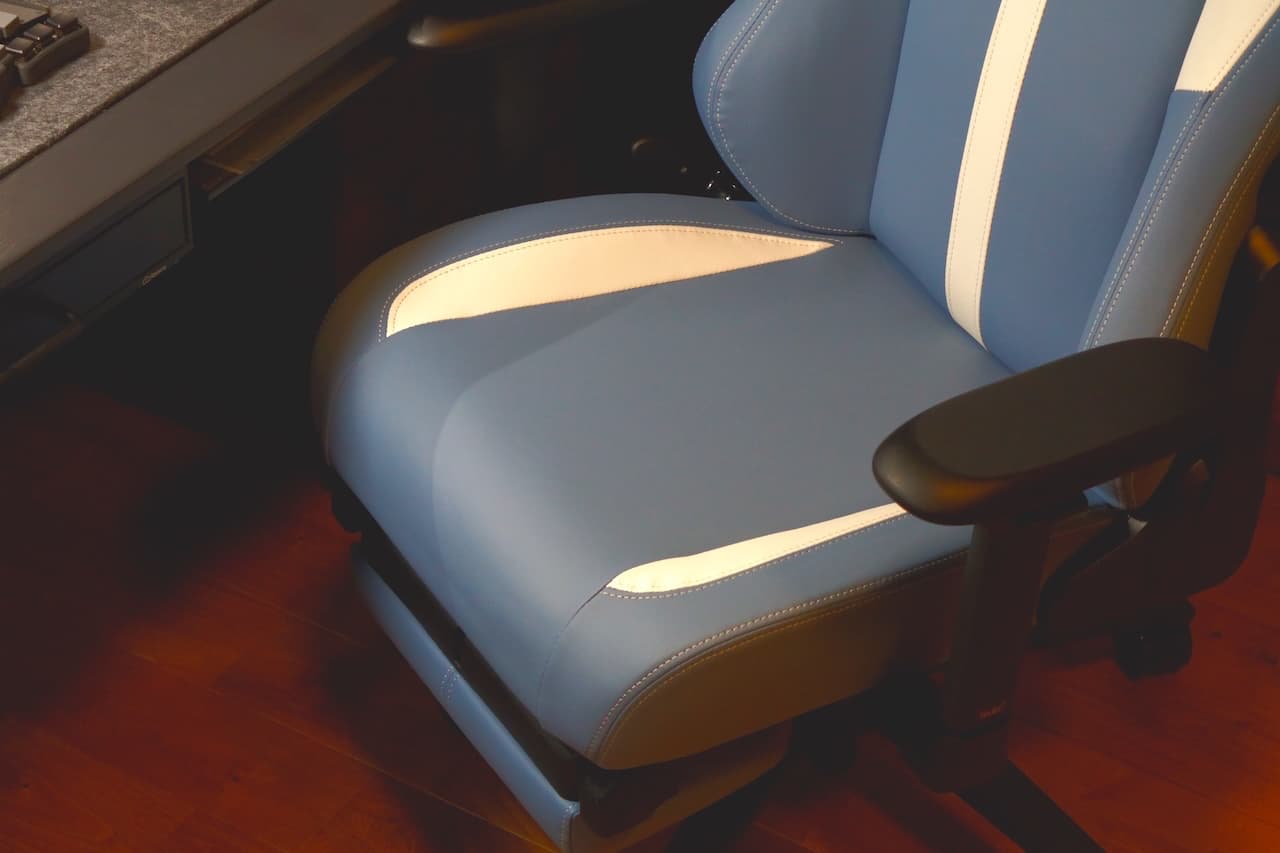 座っていると徐々に温かくなる。冬場にも優しい設計