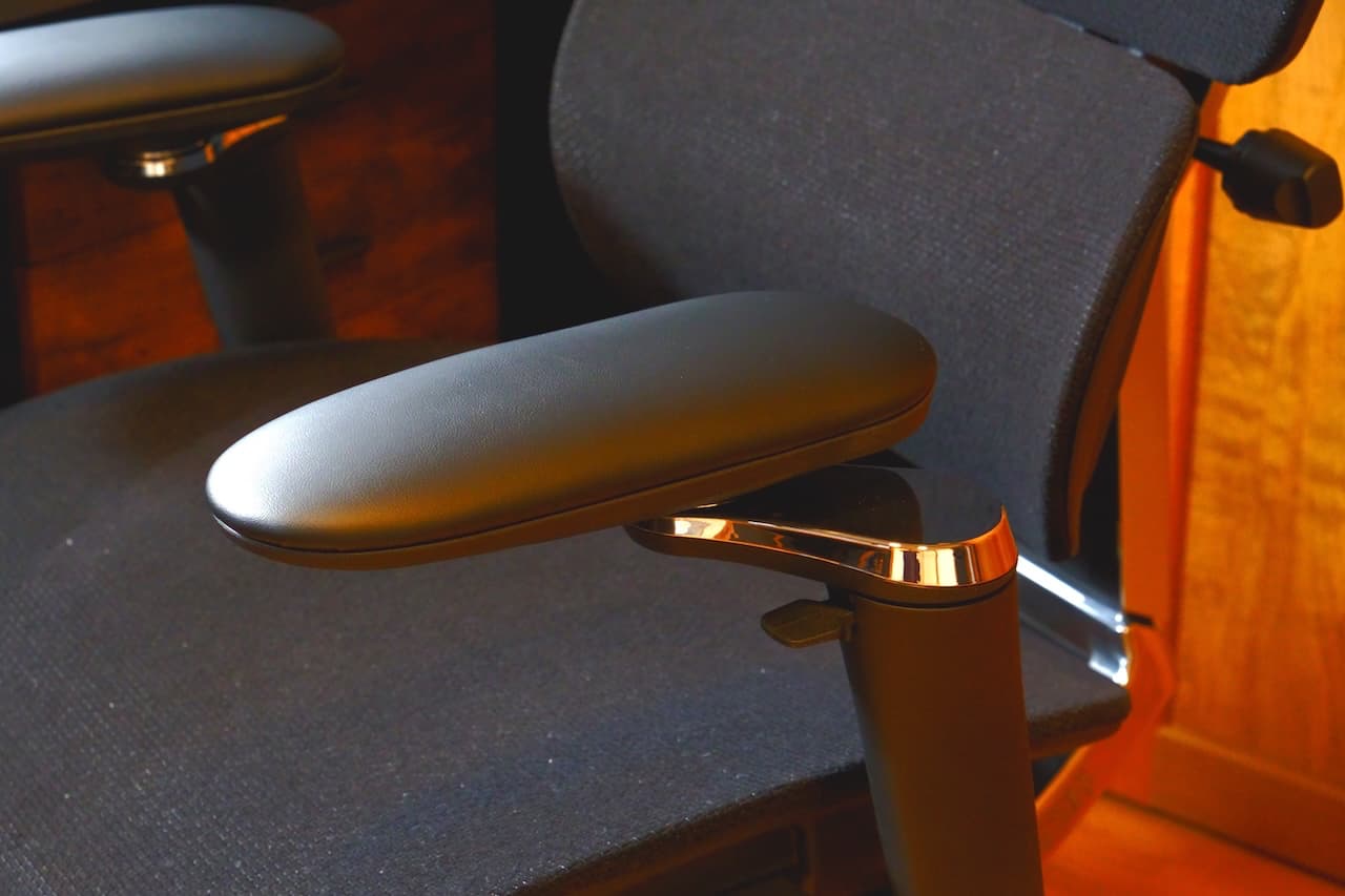 体に合わせて動くアームレスト