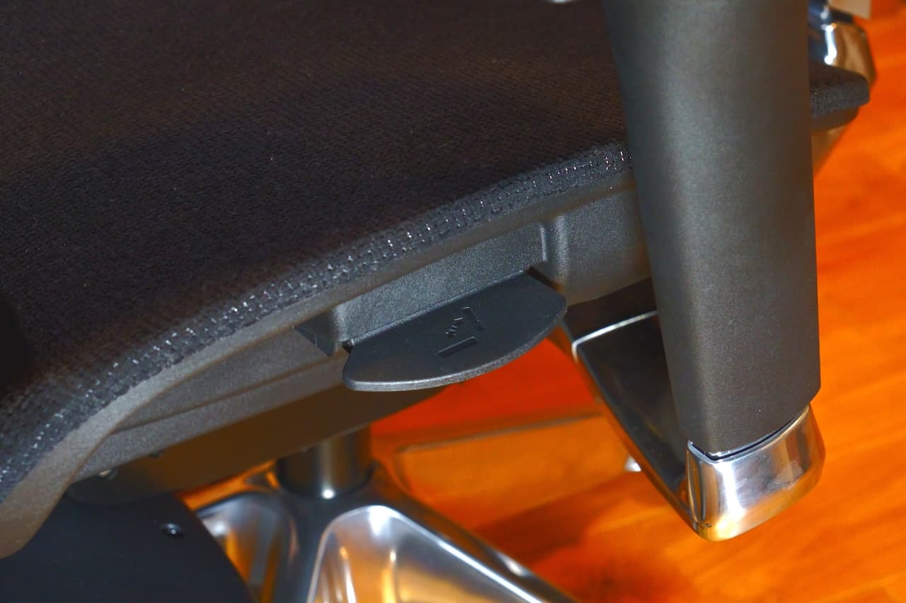 ガスシリンダーは、レバー一つでスムーズに高さ調整できます