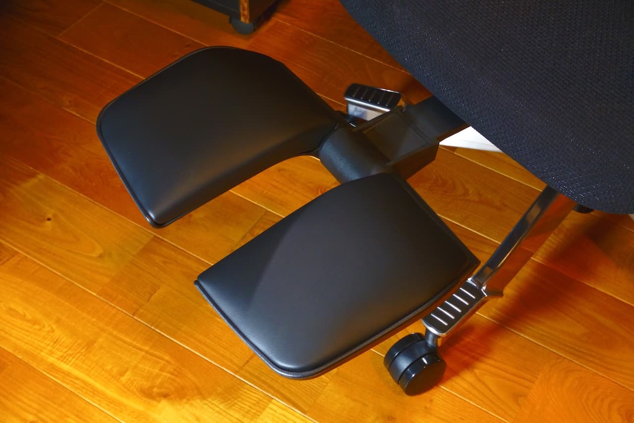 PUレザーなので表面が柔らかくて、足を乗せた時の感触が気持ちいい