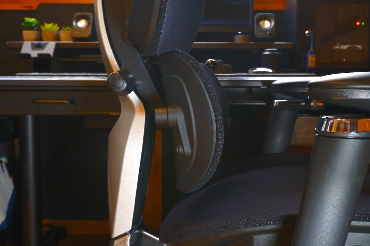 スライドバックのおかげで、どんな体勢でも腰が浮かない