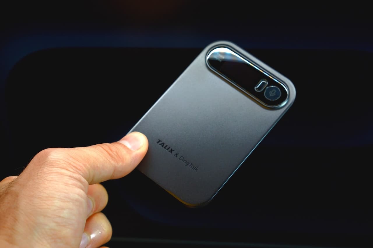 サイズは名刺よりやや小さくて、カードケースにも入る大きさ