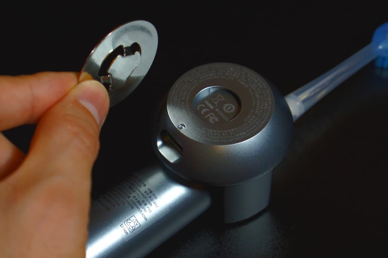 メタルシートの裏面は粘着テープで貼り付けます