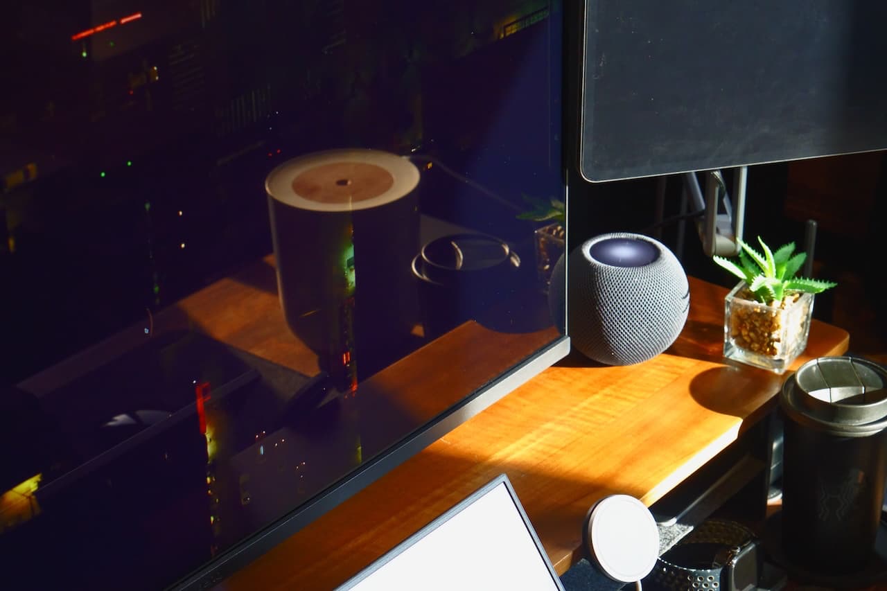 映り込みはグレアパネル特有の問題ですが…