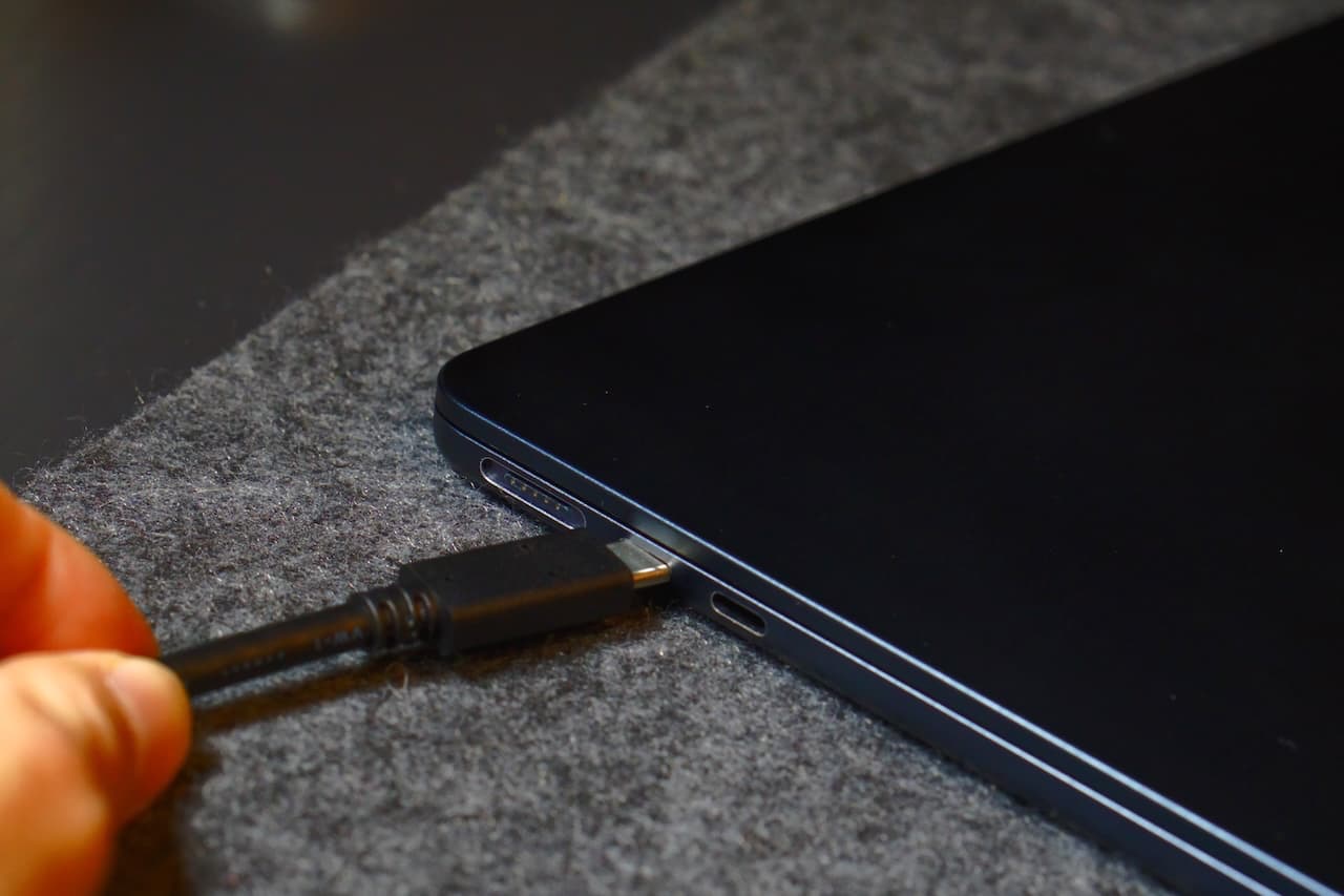 Macとの接続はケーブル1本で