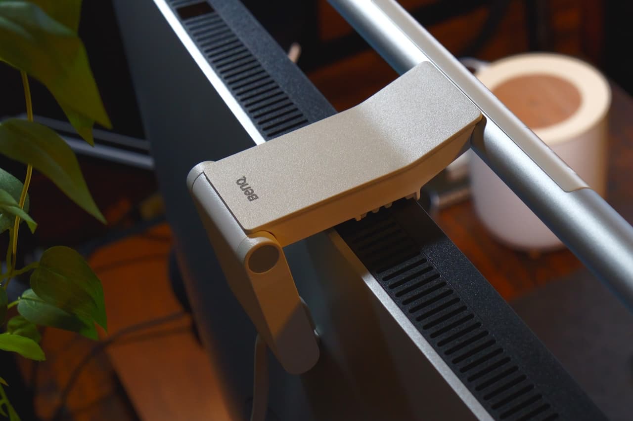 デスクスペースを一切占有しない特許取得クランプ設計